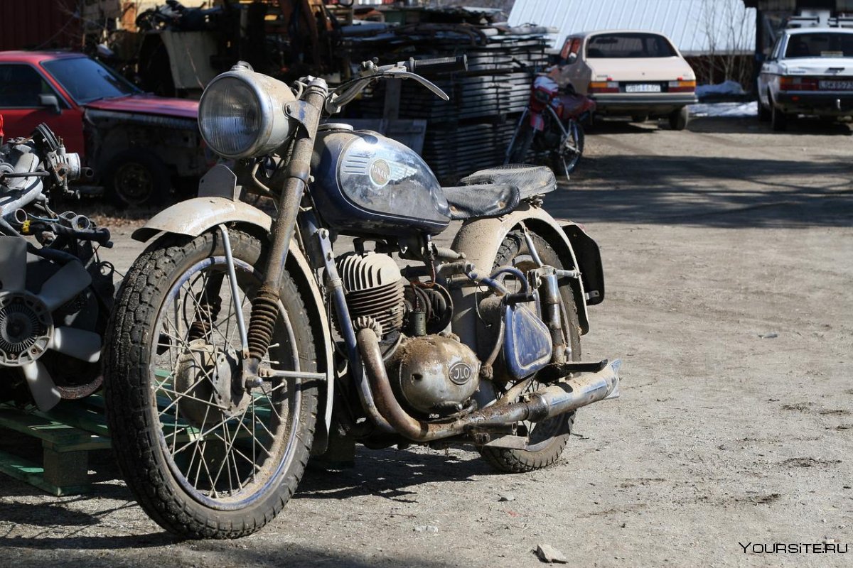 Старый Ржавый мотоцикл