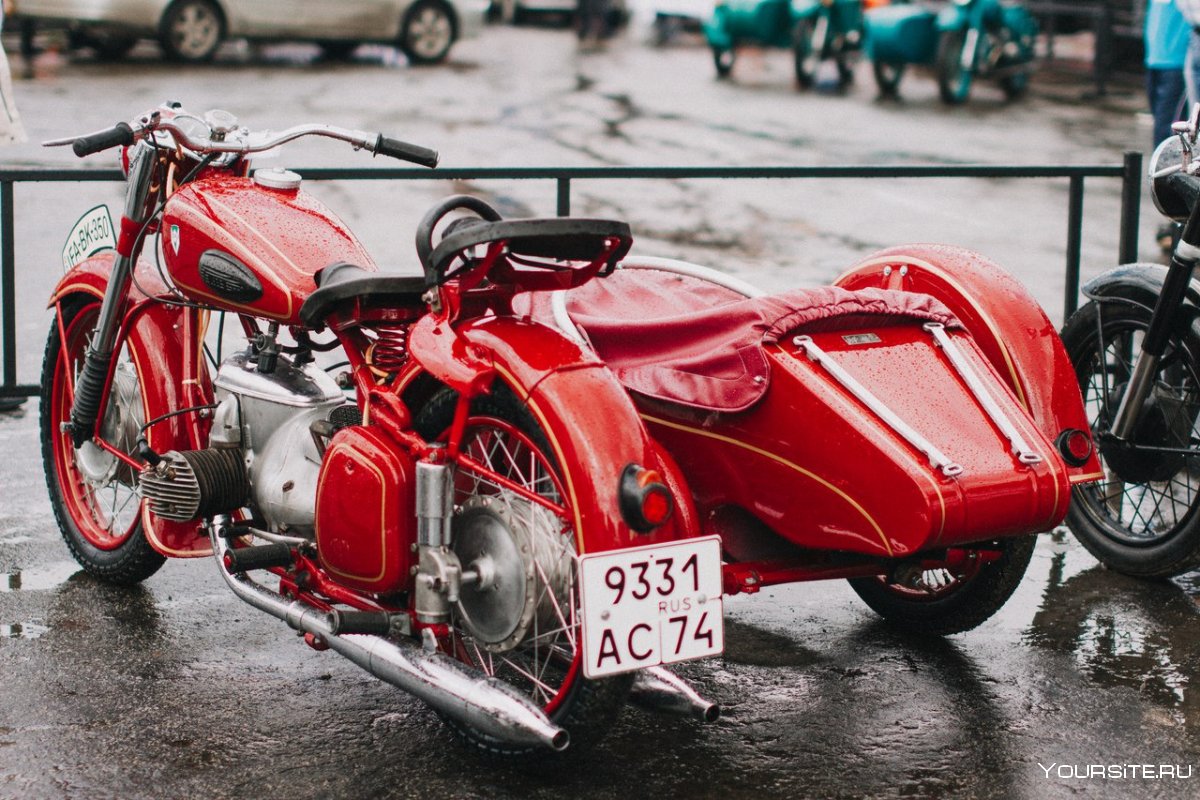 Новый мотоцикл Урал красный
