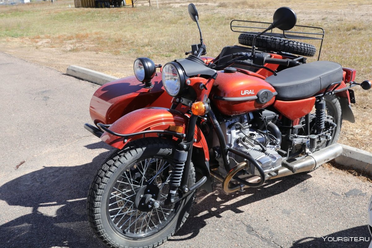 Мотоцикл Урал с коляской красный