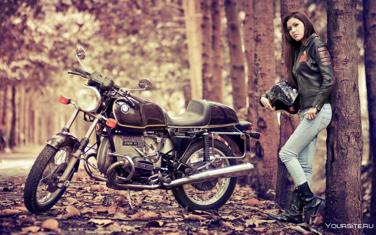 Девушка на мотоцикле осенью