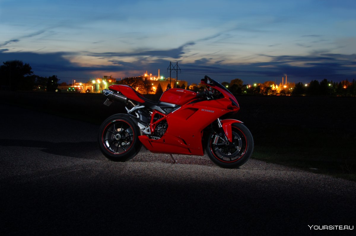 Мотоцикл Ducati красный