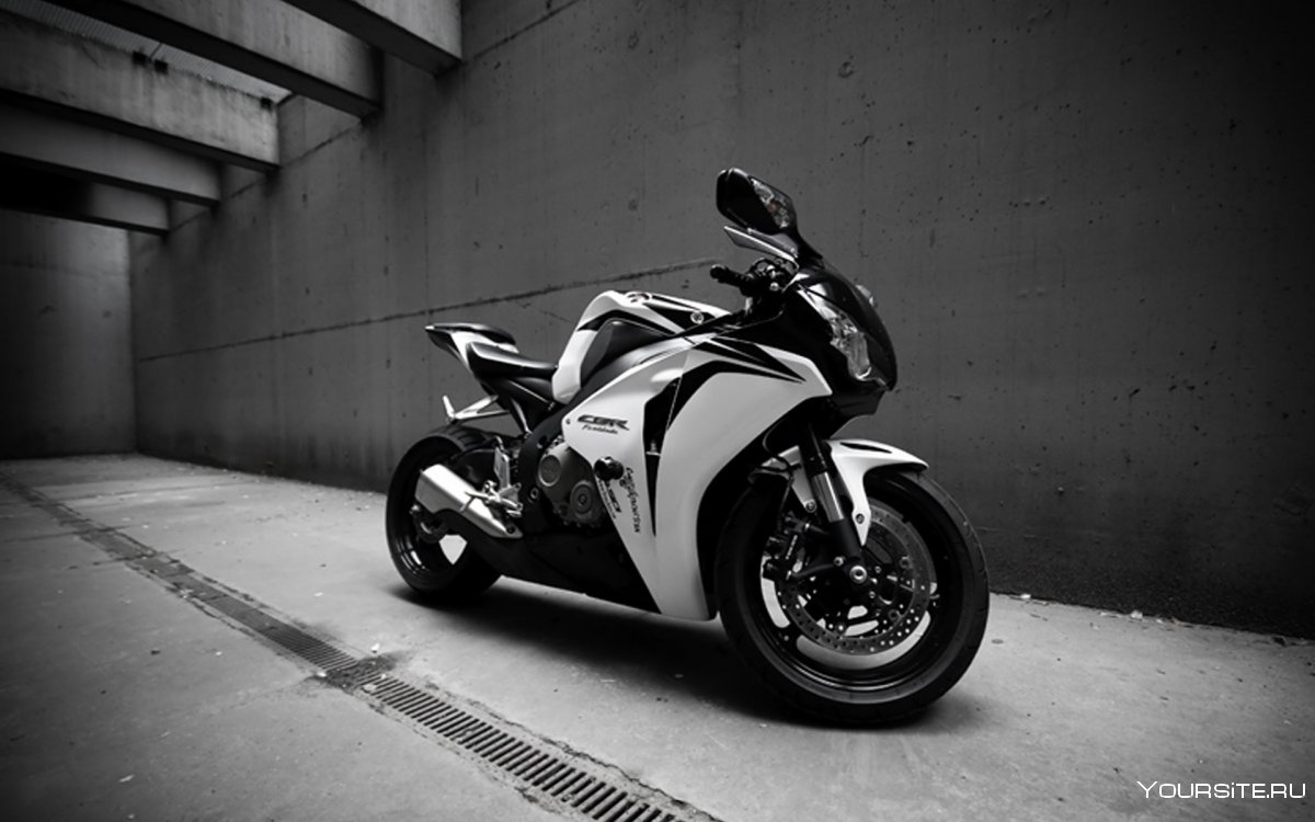 Мотоцикл черно белый