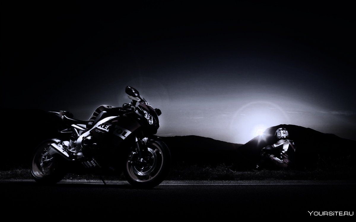 Мотоцикл на черном фоне