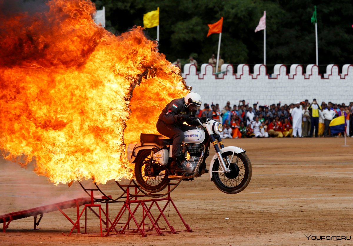 Мотоцикл сквозь огонь