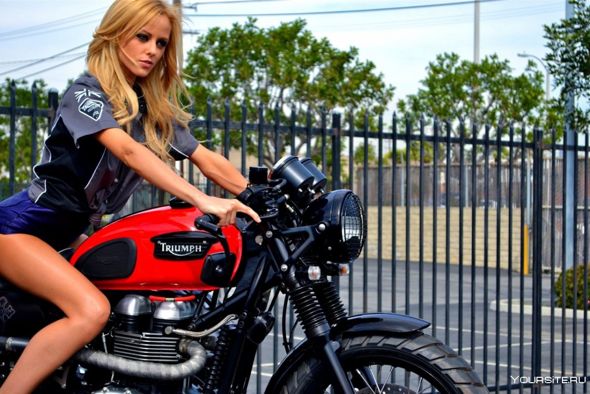 Девушка и мотоцикл Триумф