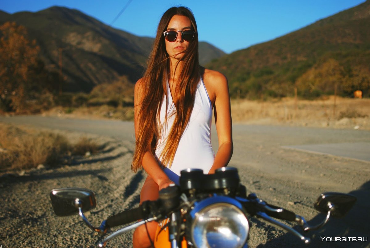Девушка на мотоцикле у моря