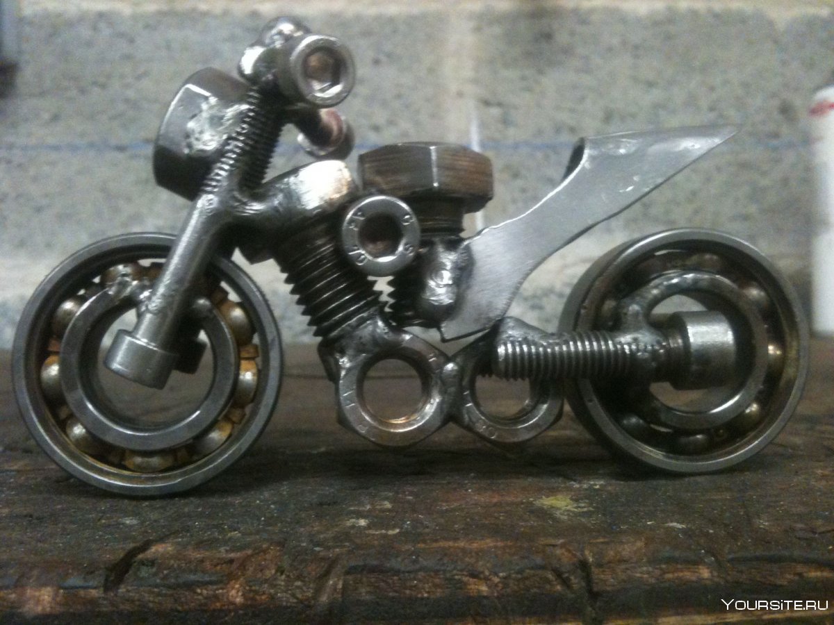 Скульптура мотоцикла из металлолома