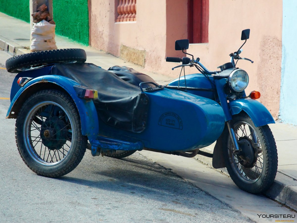 Синий старый мотоцикл с коляской
