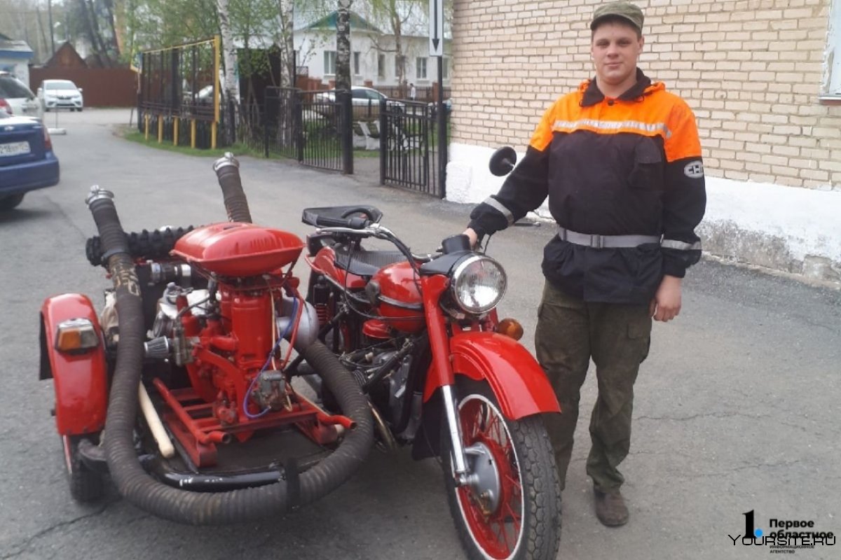Мотоцикл Урал с автоматом на люльке