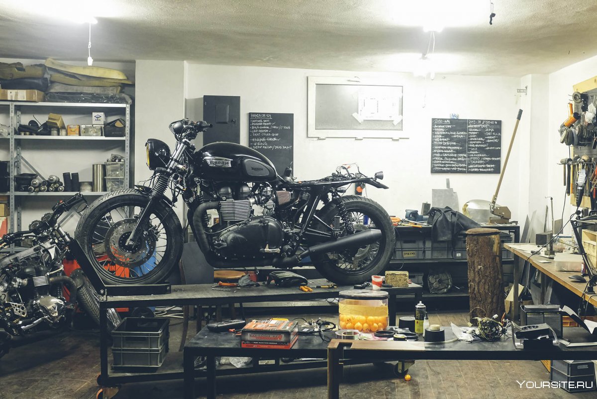 Ремонт мотоцикла в гараже