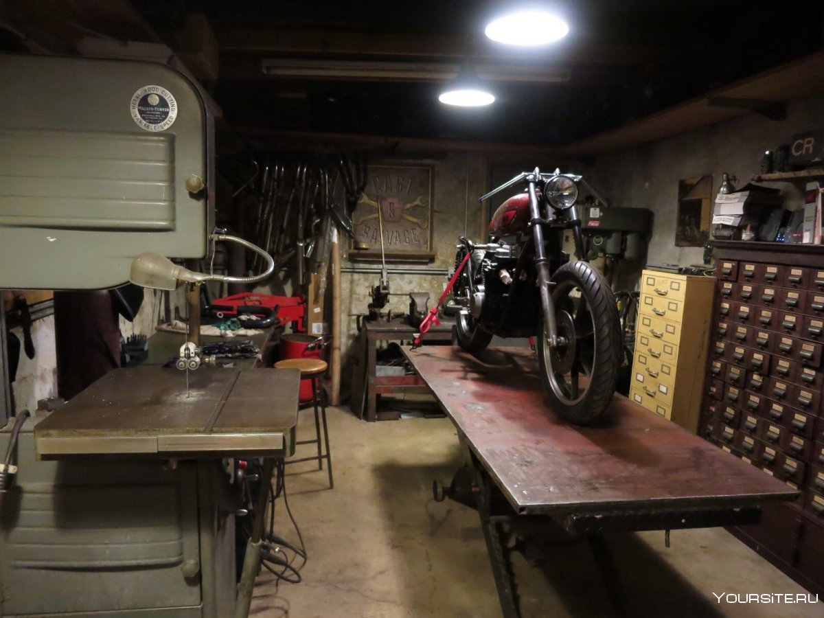 Гараж мастерская для мотоцикла
