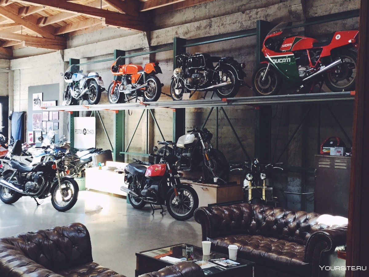 Интерьер гаража для мотоцикла