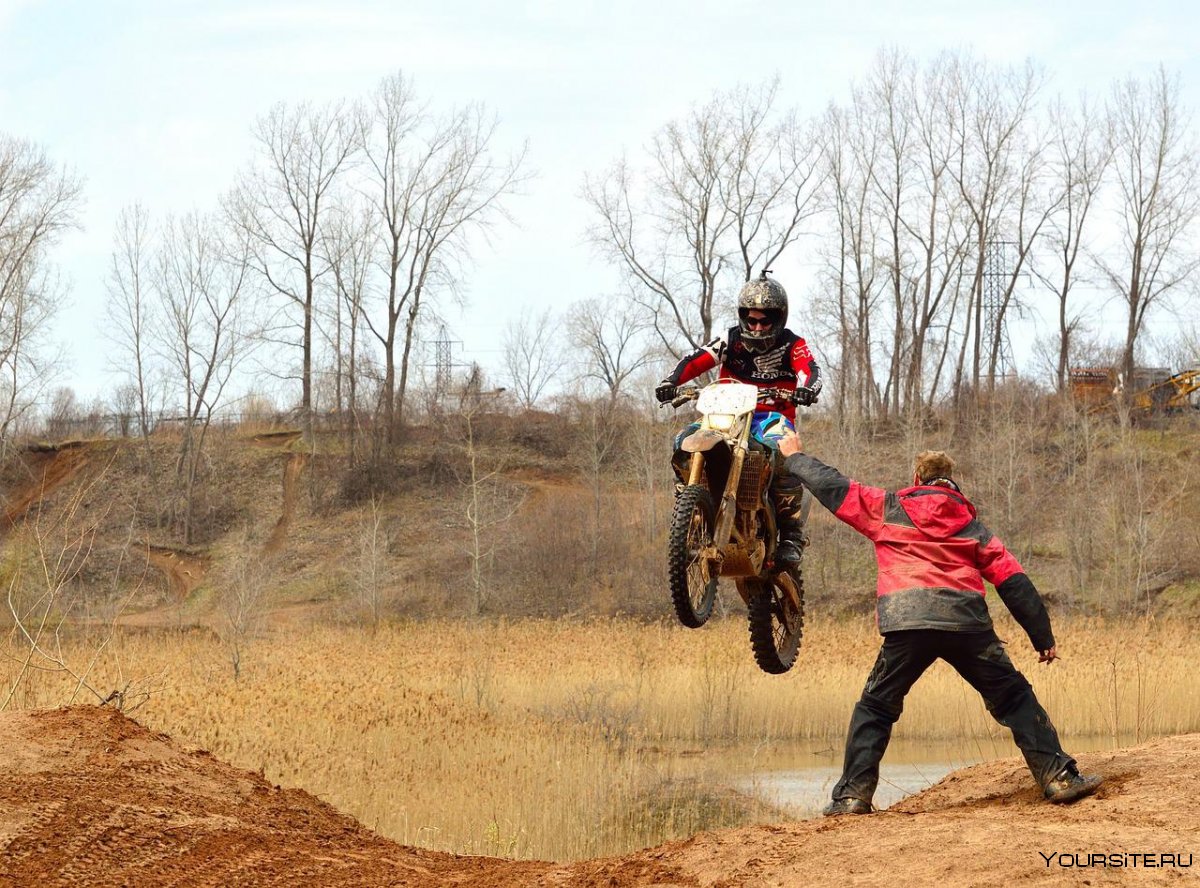 Внедорожные мотоциклы в грязи