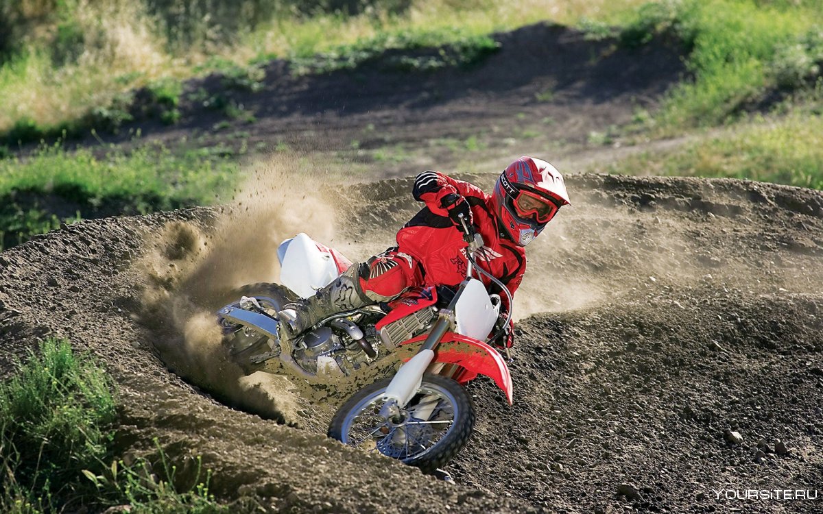 Спортивный мотоцикл по грязи