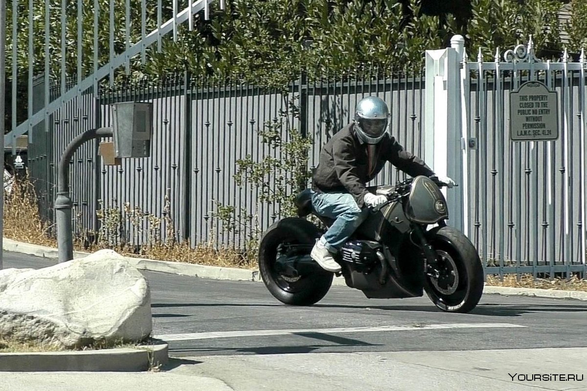 Брэд Питт Джоли мотоцикл
