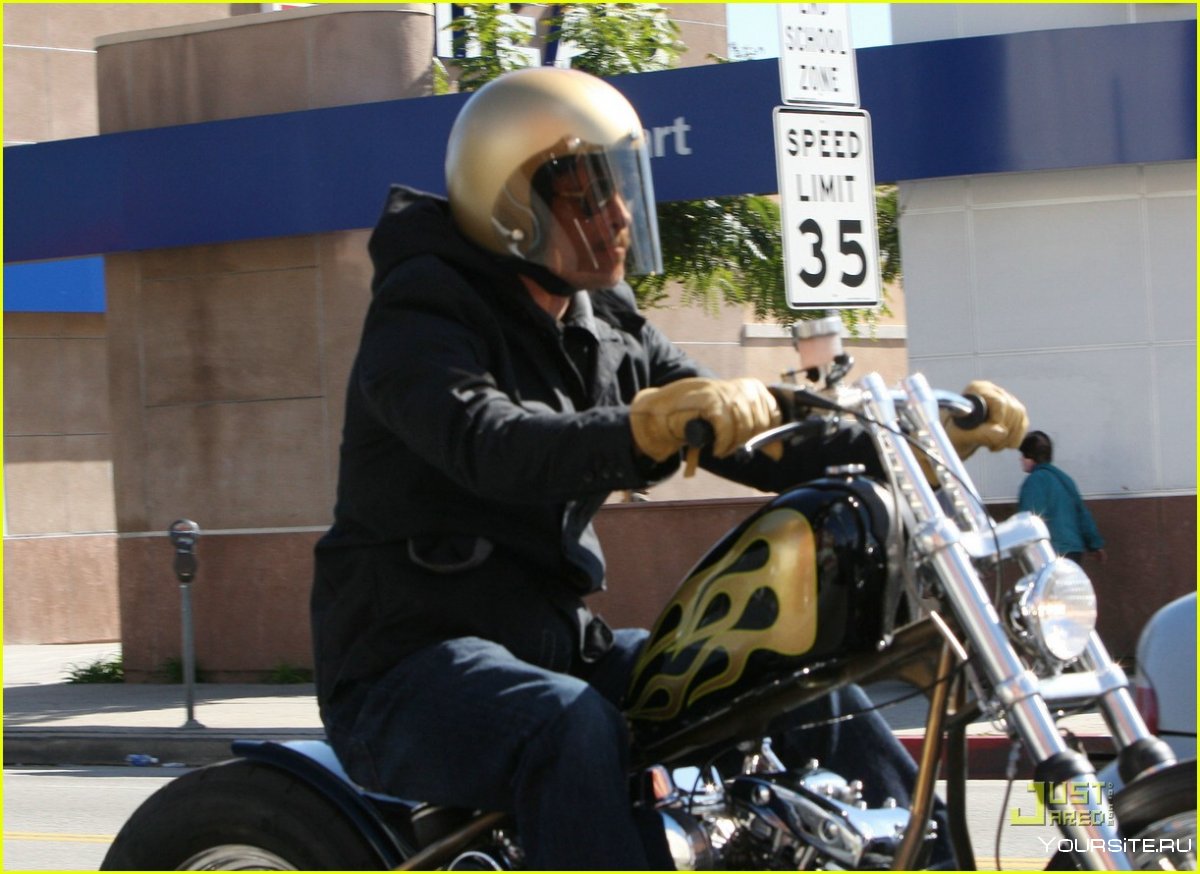 Брэд Питт на мотоцикле