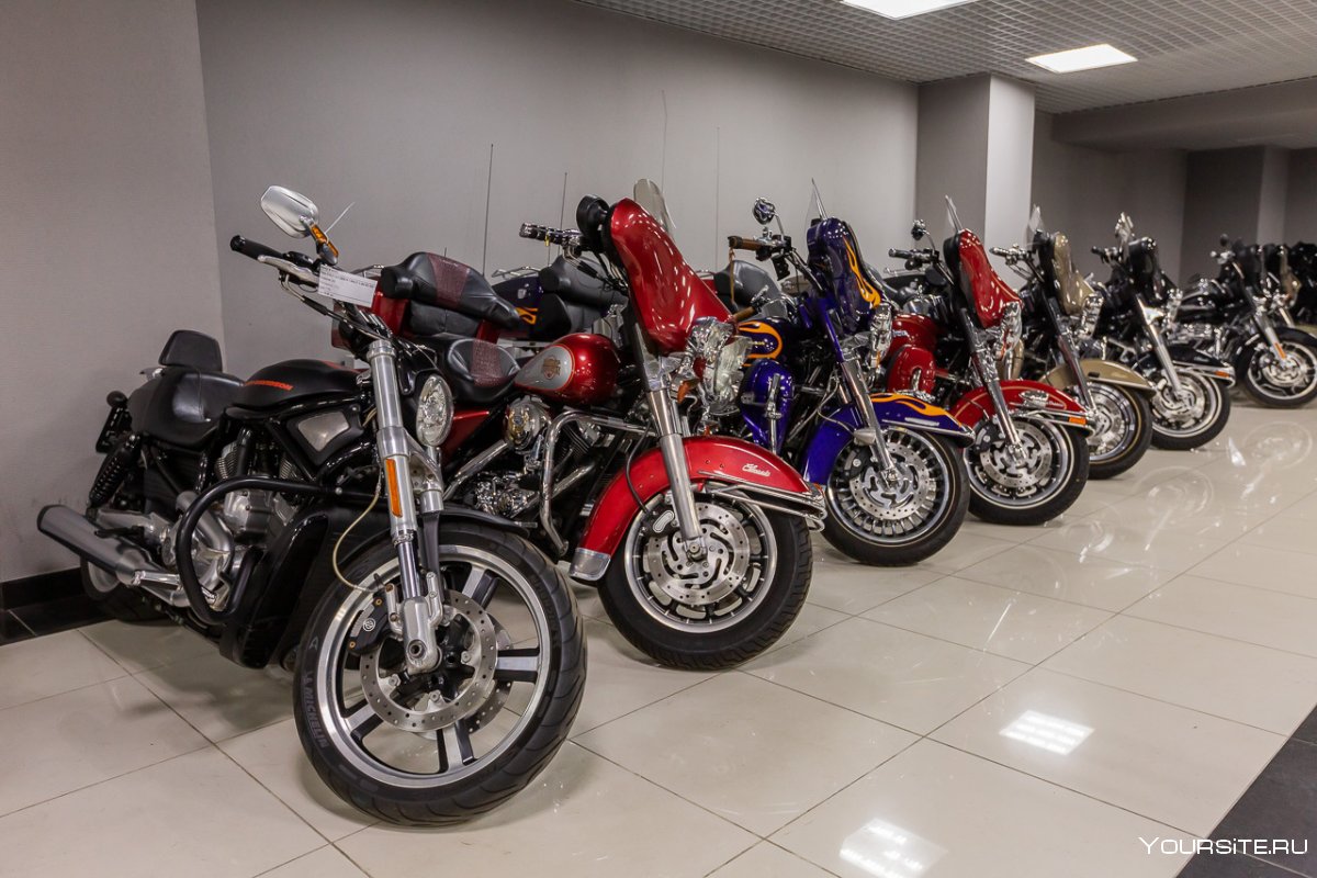 Компания пацанов на мотоциклах на