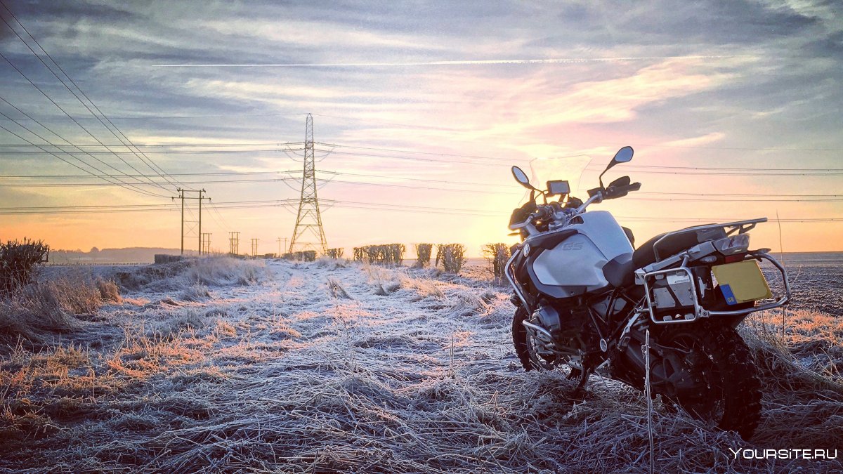 Мотоцикл на зимней дороге