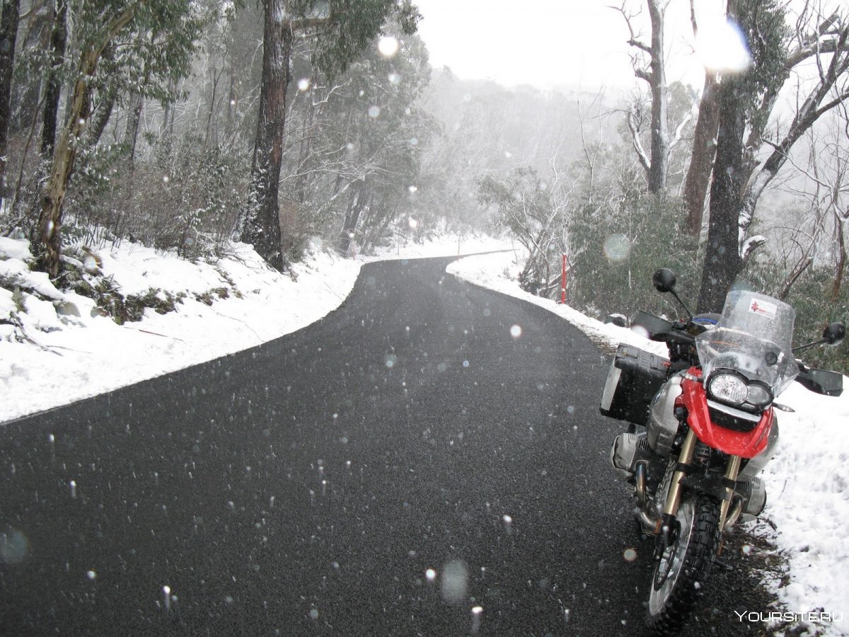 Мотоцикл в снегу