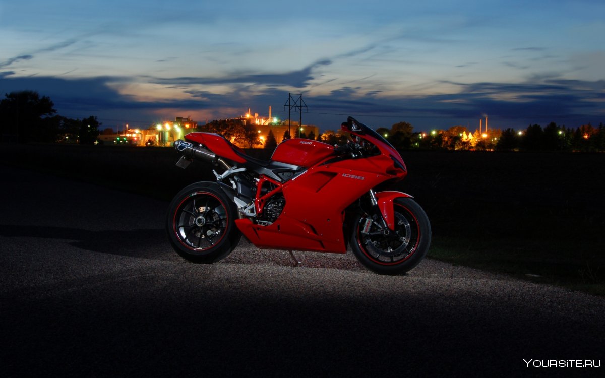 Красный мотоцикл Ducati Kawasaki