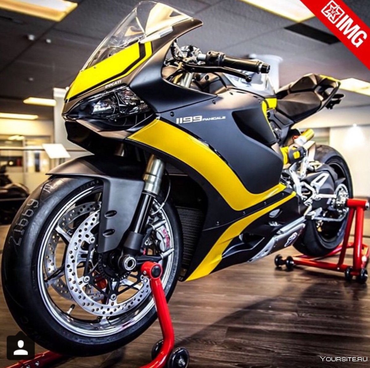 Ducati Panigale желтый