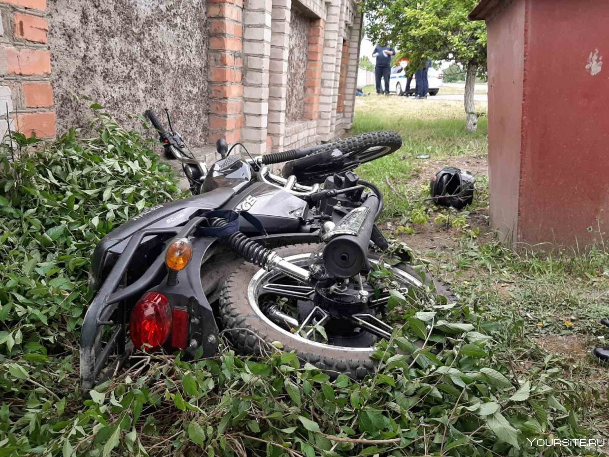 Подросток разбился на мотоцикле
