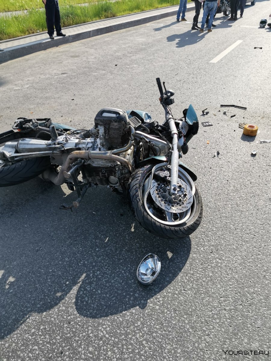 Разбитый мотоцикл Ямаха