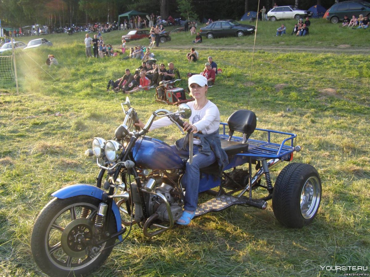 Мотоцикл Урал трехколесный с люлькой