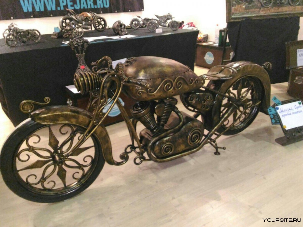 Кованый мотоцикл из металла