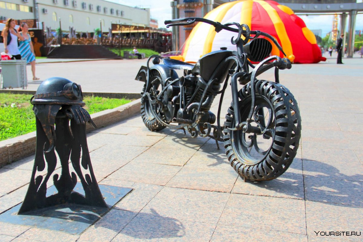 Памятник мотоциклу в Тюмени