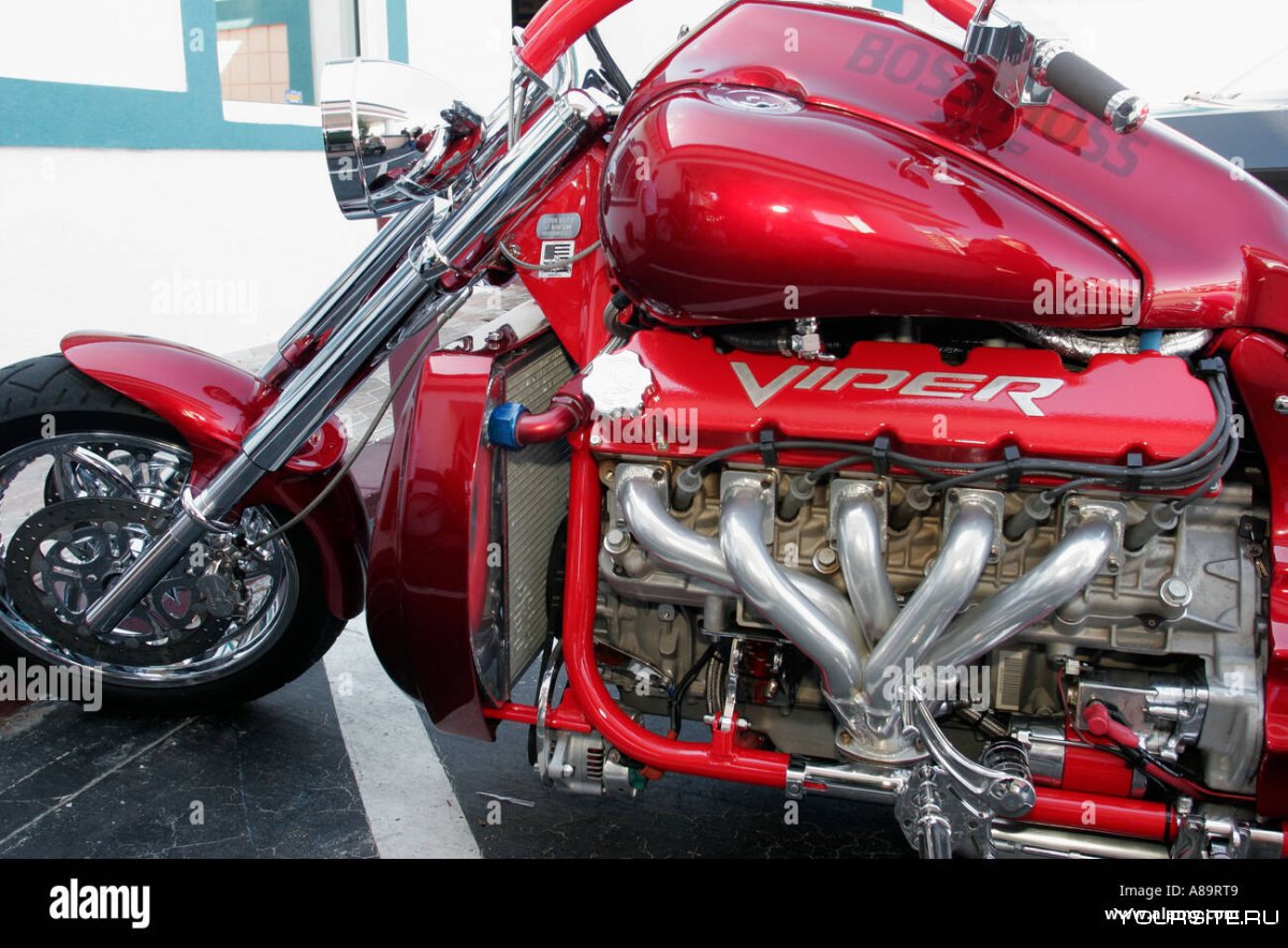 Мотоцикл с двигателем от Додж Вайпер