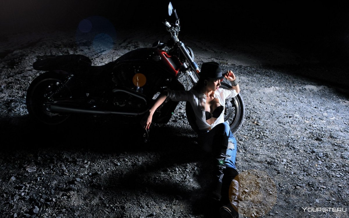 Ночная фотосессия с мотоциклом