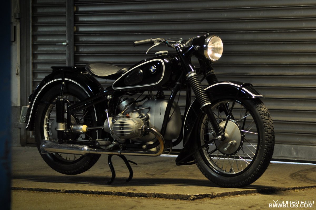 Старинный мотоцикл БМВ r51