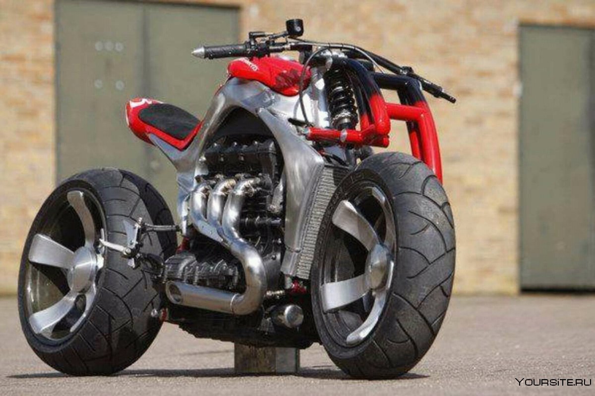 Спортивный мотоцикл с широкими колесами