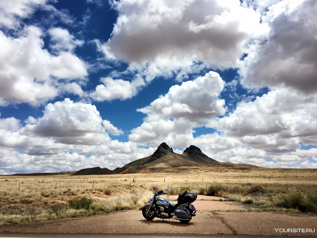 Мотоциклист в пустыне