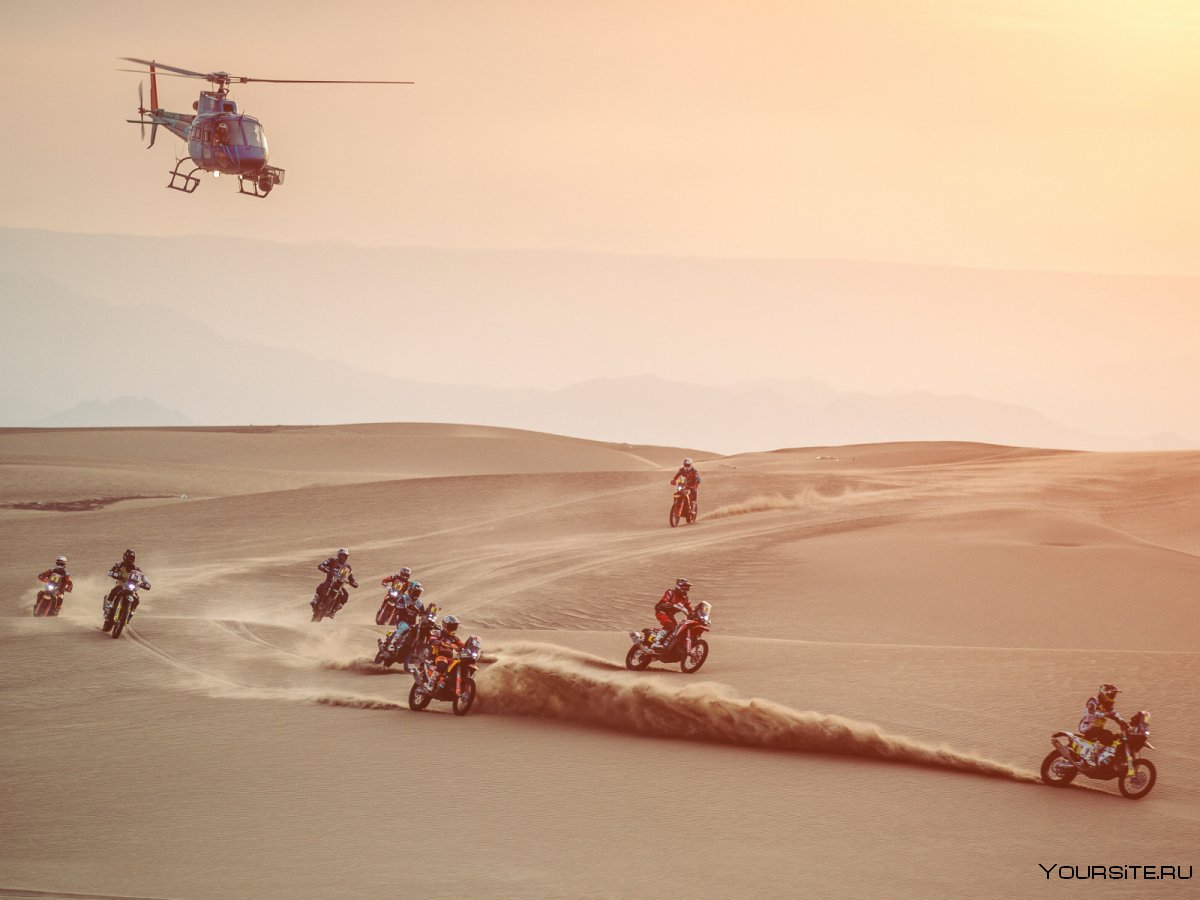 Вертолет в пустыне