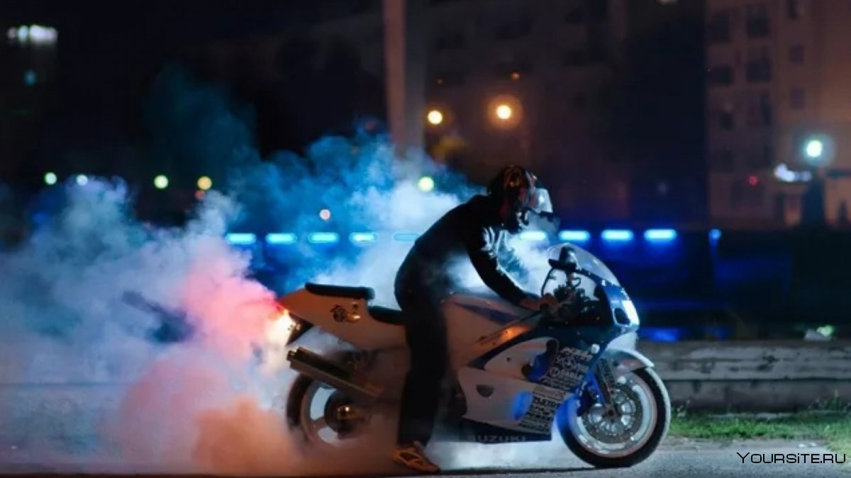 Мотоциклист ночью