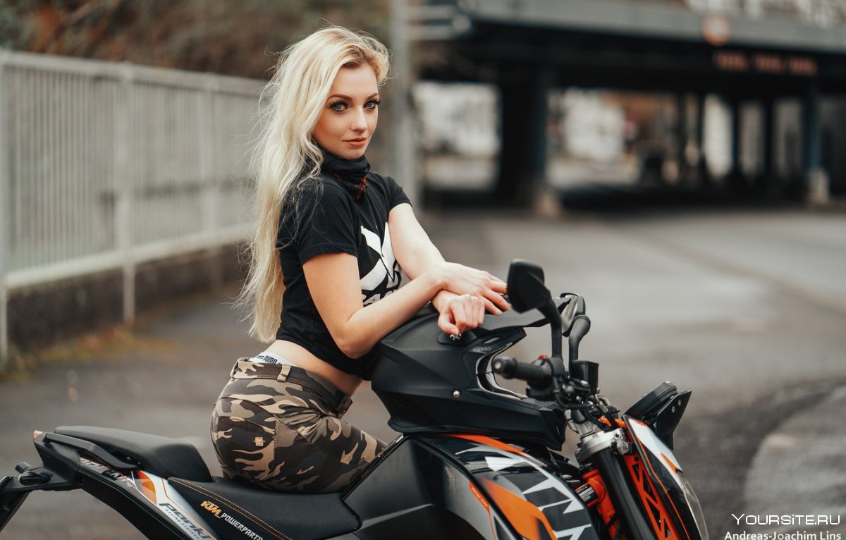 Шикарная блондинка на мотоцикле