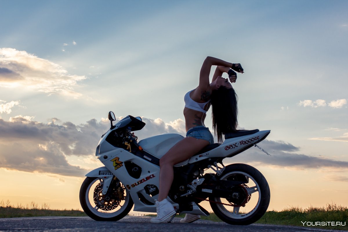 Девушка на белом мотоцикле
