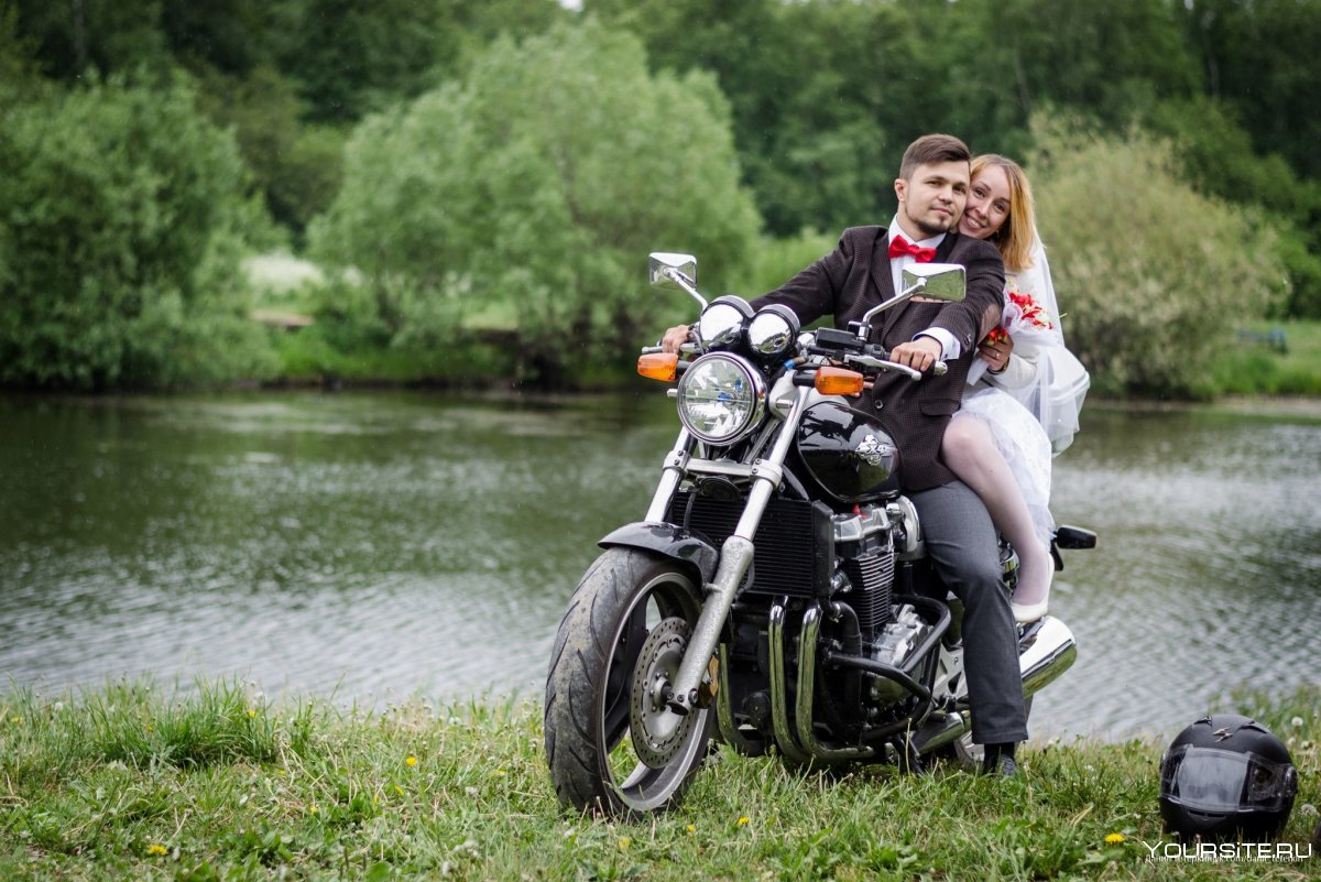 Пара молодая свадебное на мотоцикле фото
