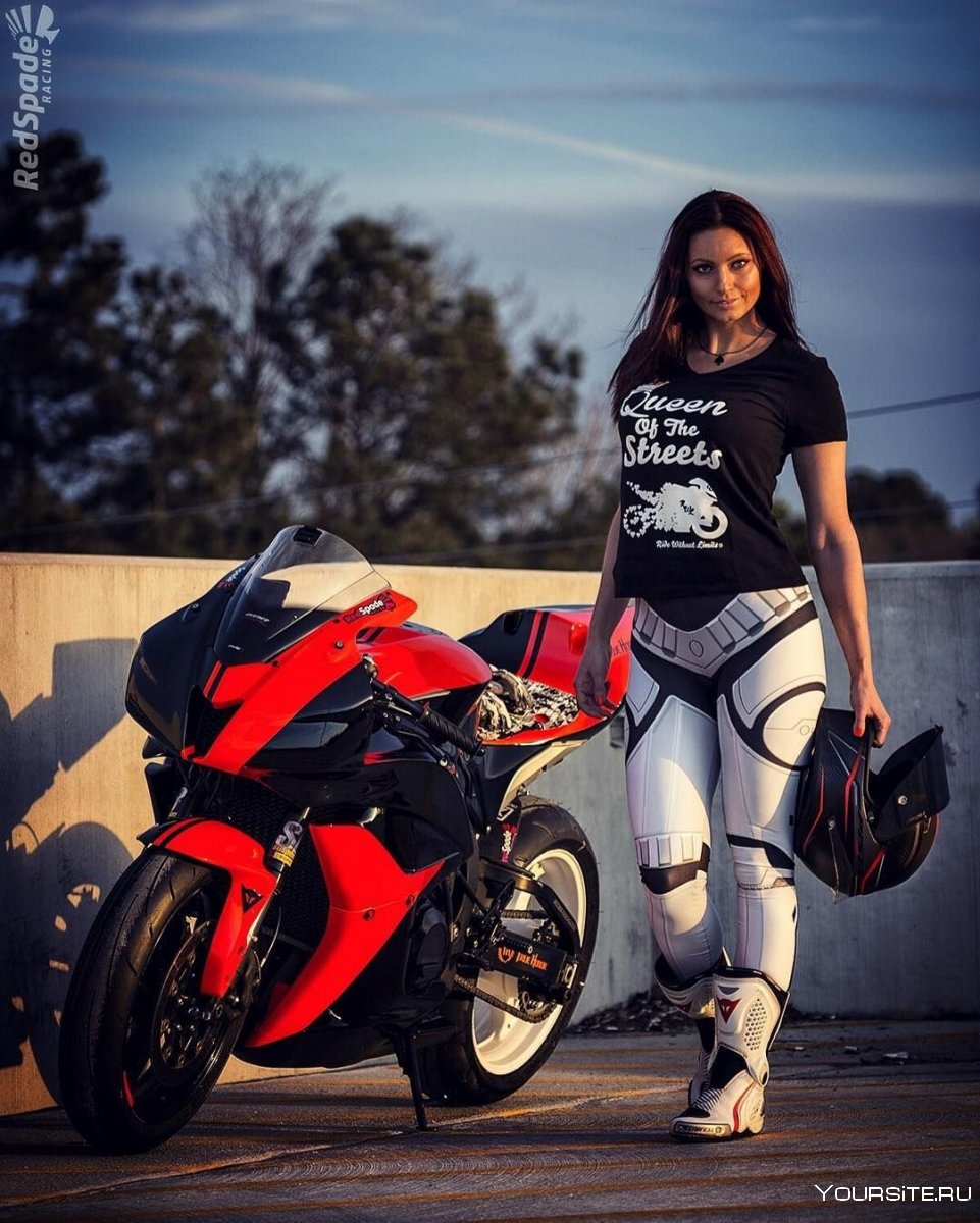 Полная девушка на мотоцикле