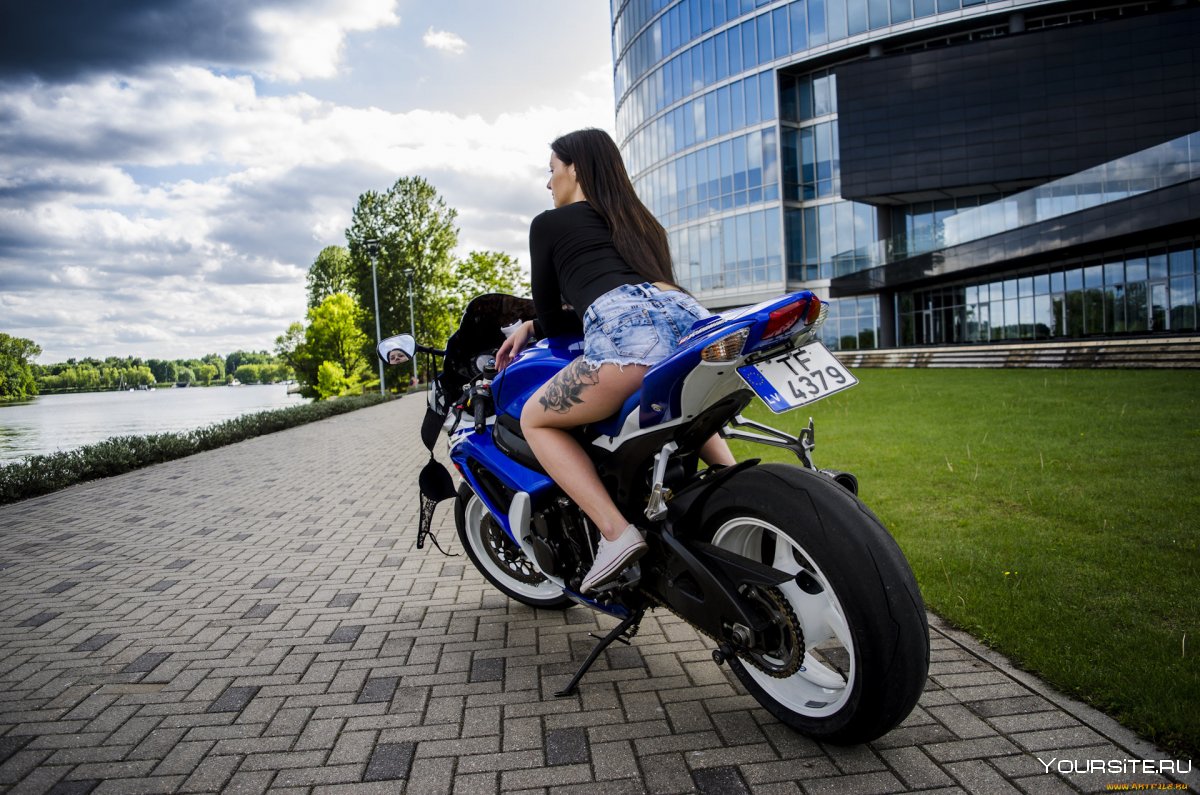 Девушки и мотоциклы Сузуки с50