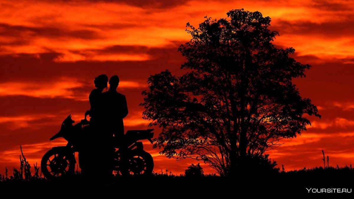 Мотоцикл на фоне заката