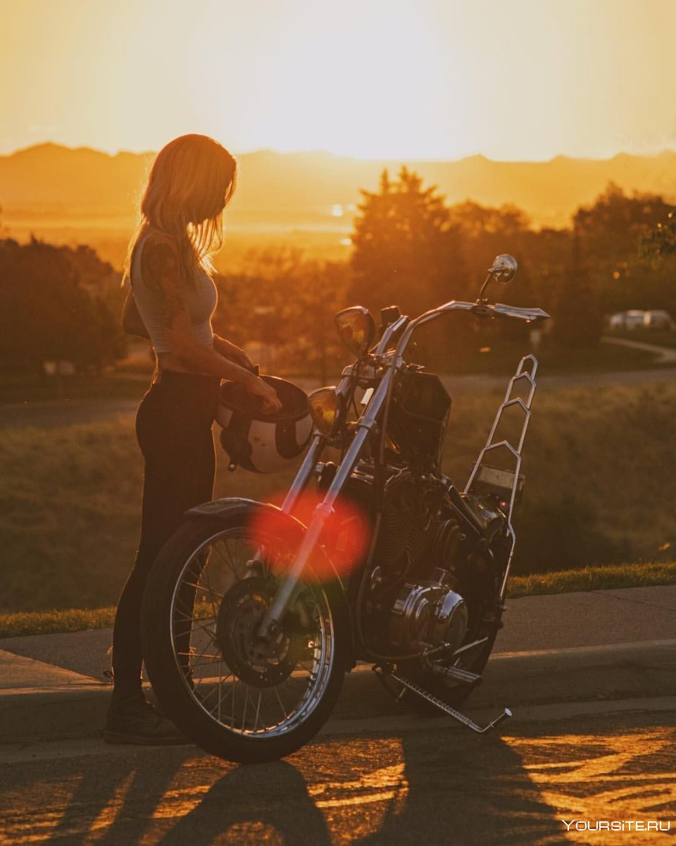 Девушка на мотоцикле закат