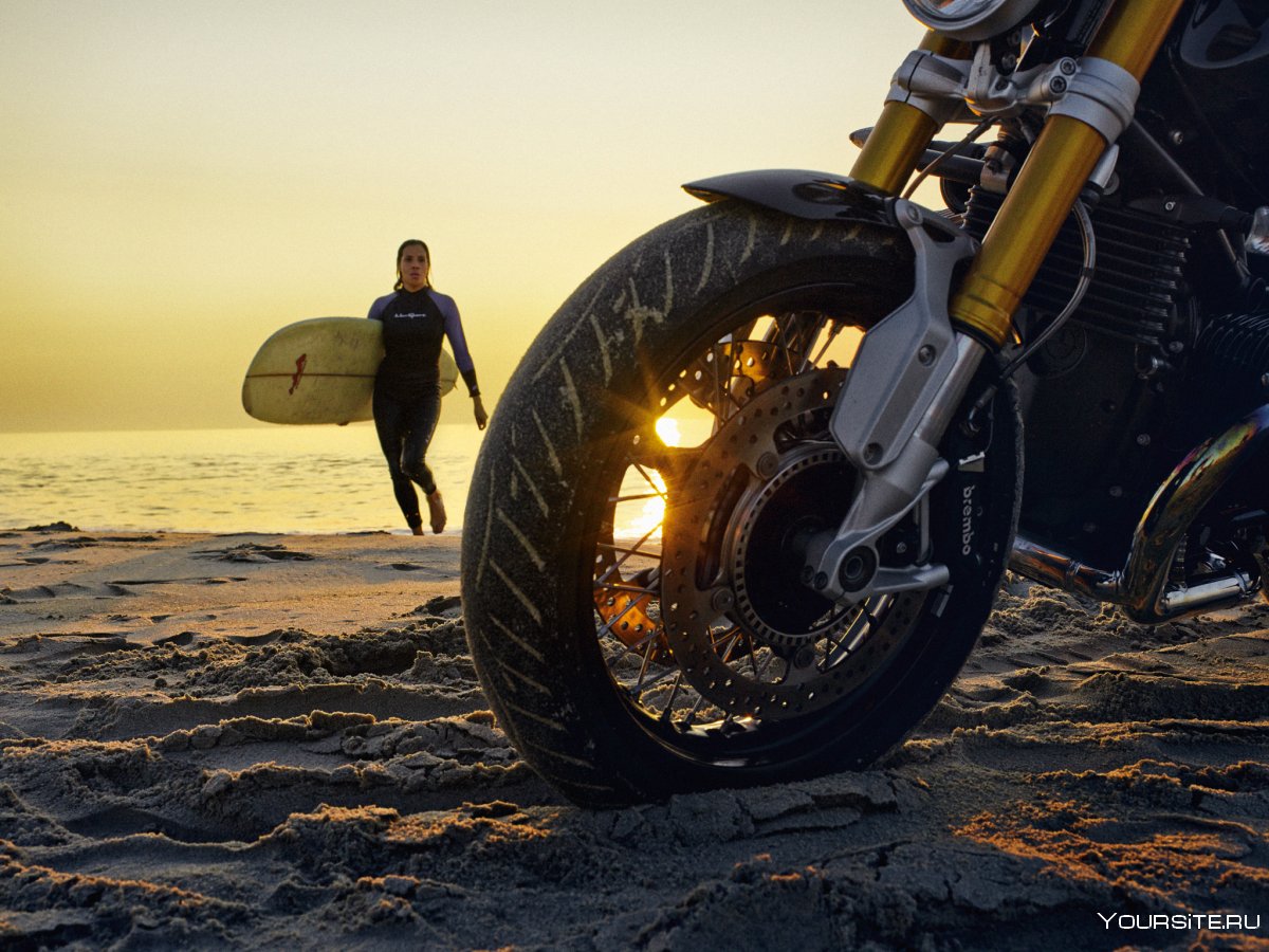 Мотоцикл на берегу