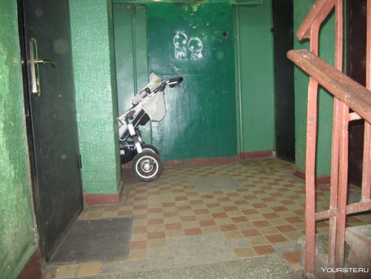 Детская коляска в подъезде
