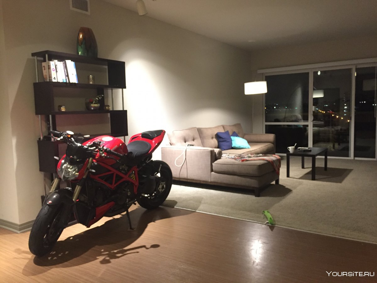 Мотоцикл в доме