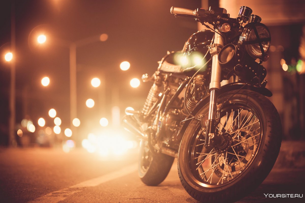 Мотоцикл в ночи вертикально