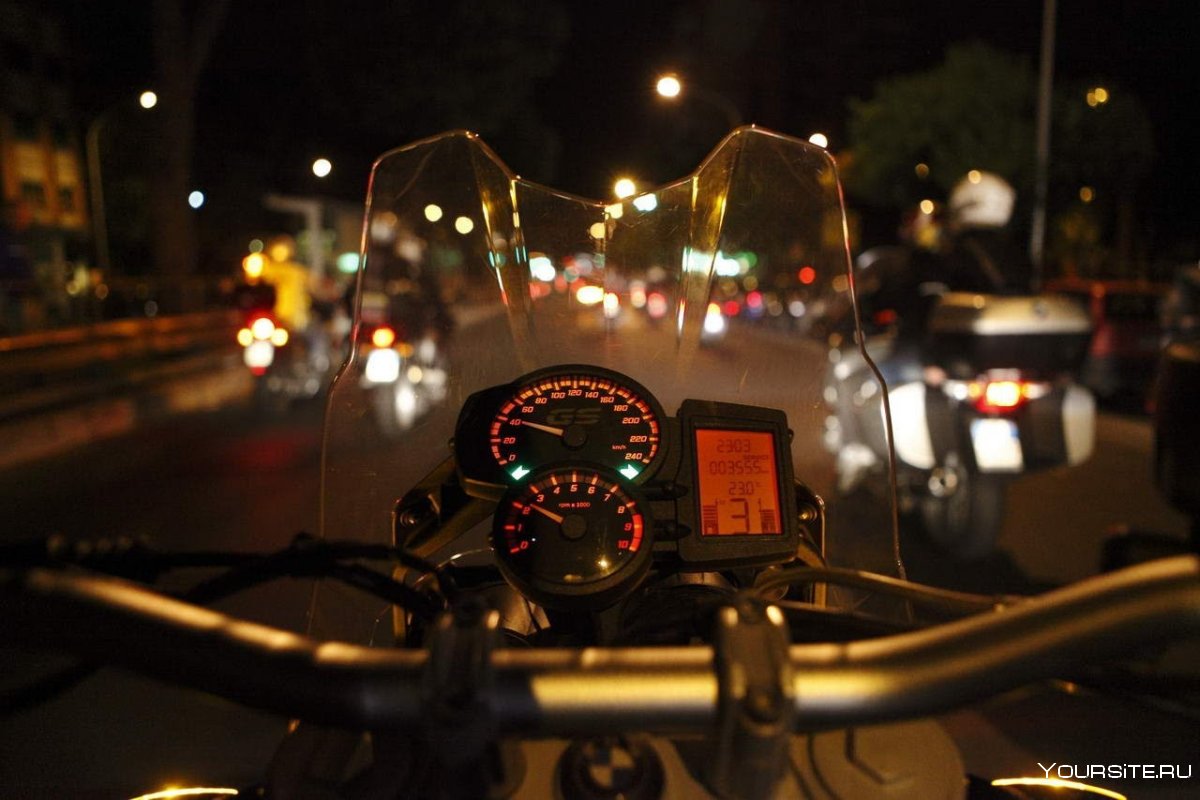 На мотоцикле по ночному городу