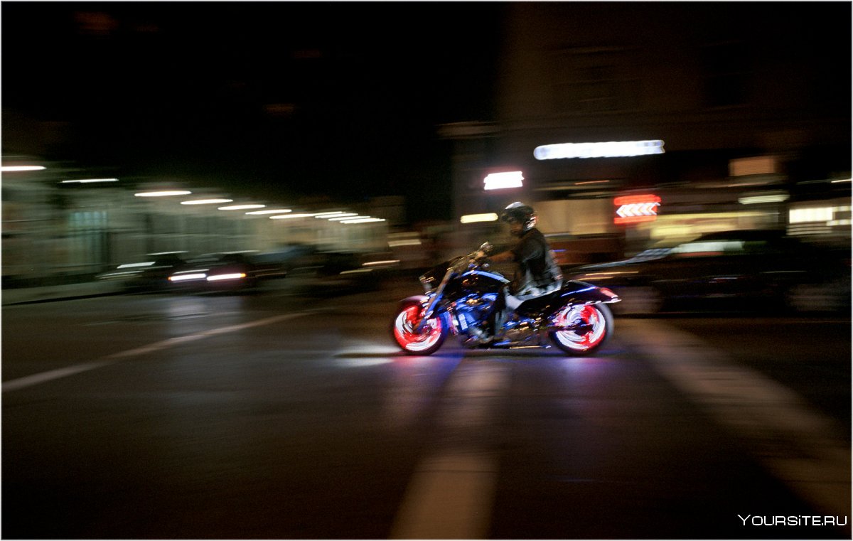 Фото человека на мотоцикле ночью